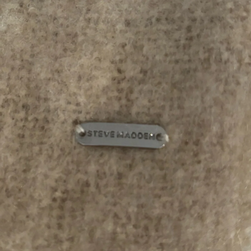 21” wide X 6’ long. Brand new with tags Steve Madden Shaw‎ super soft.
